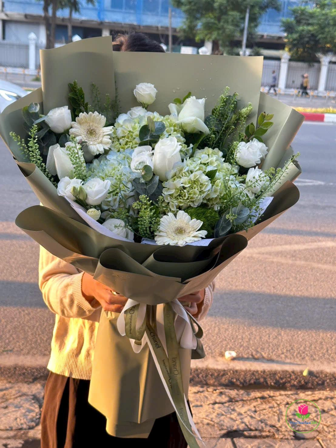 BÓ HOA TÚ CẦU ĐIỂM HOA HỒNG TRẮNG